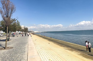 Bir grup arkadaş Lizbon 'daki rıhtımda takılıyorlar.