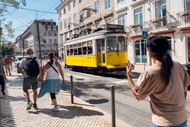 Lizbon şehir merkezinde klasik tramvay 