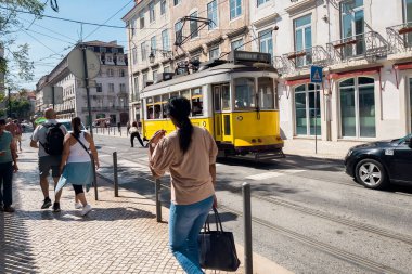 Lizbon şehir merkezinde klasik tramvay 