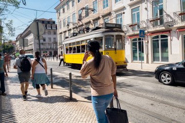 Lizbon şehir merkezinde klasik tramvay 