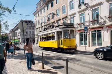 Lizbon şehir merkezinde klasik tramvay 