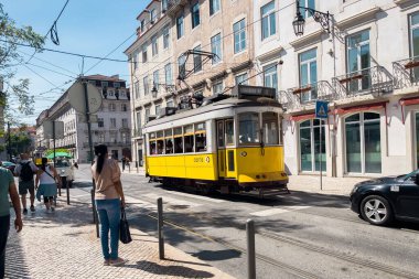 Lizbon şehir merkezinde klasik tramvay 