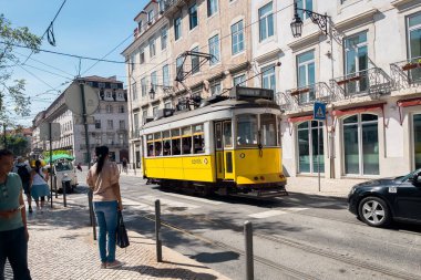 Lizbon şehir merkezinde klasik tramvay 