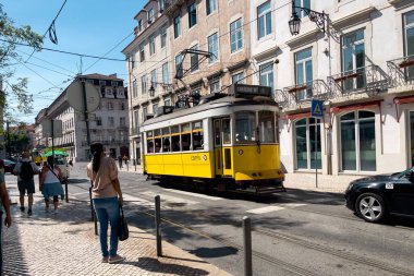 Lizbon şehir merkezinde klasik tramvay 