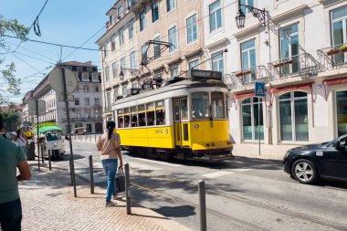 Lizbon şehir merkezinde klasik tramvay 