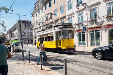 Lizbon şehir merkezinde klasik tramvay 