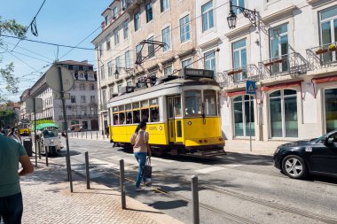 Lizbon şehir merkezinde klasik tramvay 