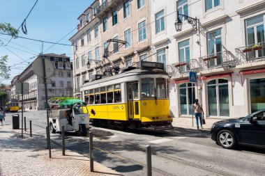 Lizbon şehir merkezinde klasik tramvay 