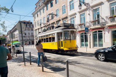 Lizbon şehir merkezinde klasik tramvay 