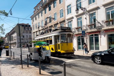 Lizbon şehir merkezinde klasik tramvay 
