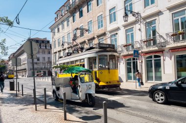 Lizbon şehir merkezinde klasik tramvay 