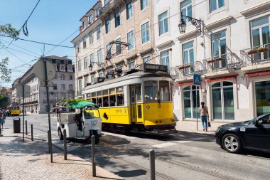 Lizbon şehir merkezinde klasik tramvay 