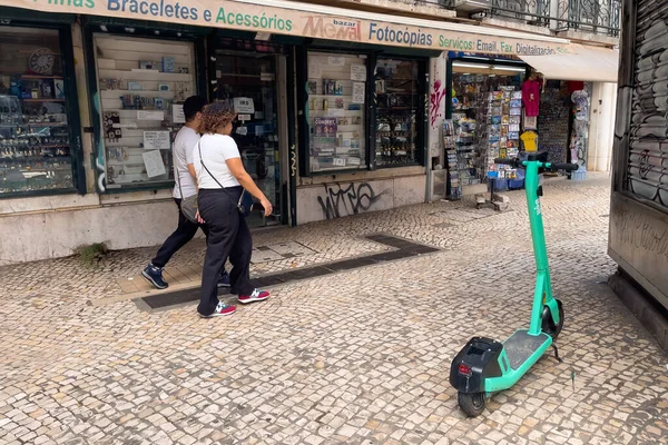 Personnes Passant Par Scooter Électrique Garé Dans Rue Lisbonne — Photo