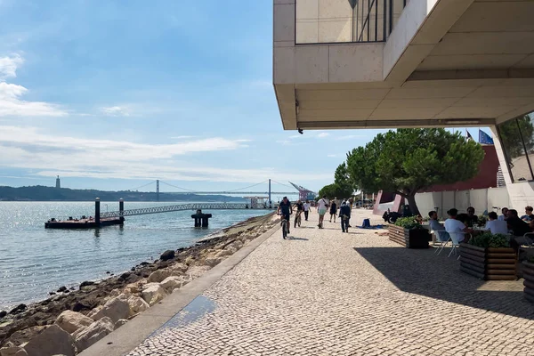 Άνθρωποι Περπατούν Στην Προβλήτα Δίπλα Στη Θάλασσα Στη Λισαβόνα — Φωτογραφία Αρχείου