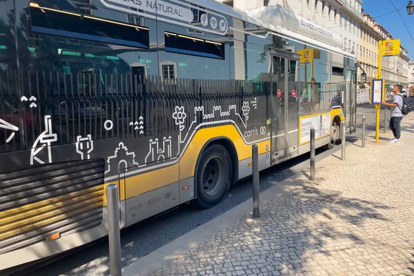 Ein Autobus Parkt Seiner Haltestelle Lissabon — Stockfoto