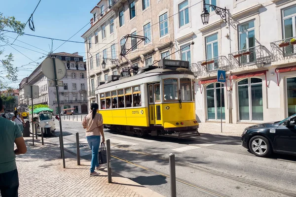 Lizbon şehir merkezinde klasik tramvay 