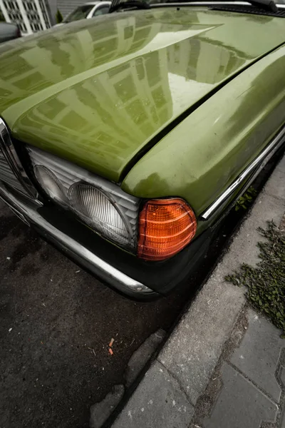 Крупный План Зеленого Мерседеса Benz 250 Припаркованного Дороге — стоковое фото