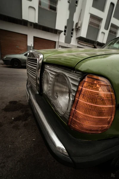 Detailní Záběr Zeleného Mercedes Benz 250 Zaparkovaného Silnici — Stock fotografie