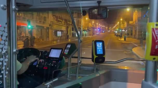 Mann Fährt Nachts Einen Autobus Lissabon — Stockvideo