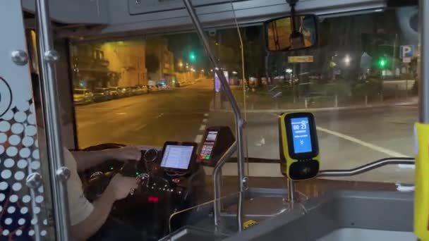 Homme Conduisant Autobus Nuit Lisbonne — Video