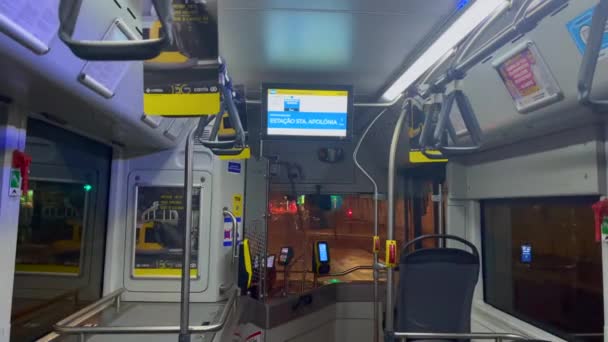 リスボンで夜に自家用バスを運転する男 — ストック動画
