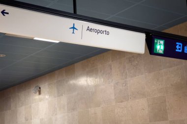 Lizbon havaalanında Portekizce havalimanı tabelası.