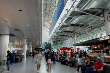 Lizbon 'daki uluslararası havaalanının içinde yürüyen yolcular