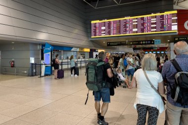 Lizbon 'daki uluslararası havaalanının içinde yürüyen yolcular
