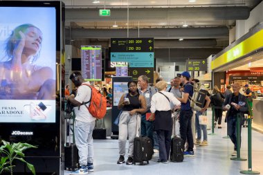 Lizbon 'daki uluslararası havaalanının içinde yürüyen yolcular