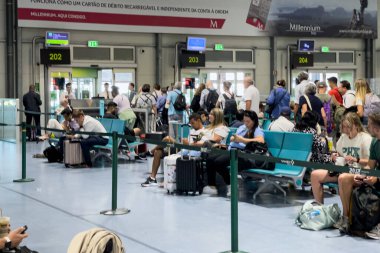 Lizbon 'daki uluslararası havaalanının içinde yürüyen yolcular
