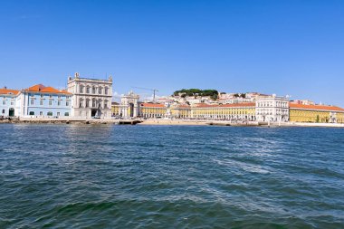 Lizbon 'da Praca do Comercio' da bir tur teknesinden görüntü