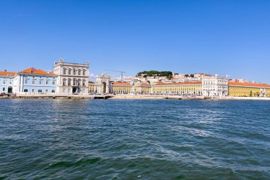 Lizbon 'da Praca do Comercio' da bir tur teknesinden görüntü