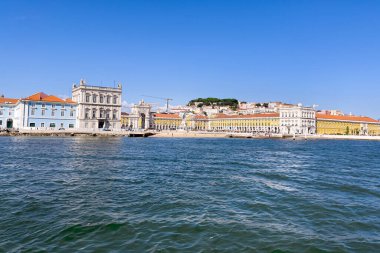 Lizbon 'da Praca do Comercio' da bir tur teknesinden görüntü