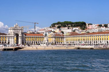 Lizbon 'da Praca do Comercio' da bir tur teknesinden görüntü