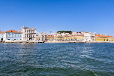 Lizbon 'da Praca do Comercio' da bir tur teknesinden görüntü