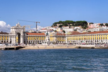 Lizbon 'da Praca do Comercio' da bir tur teknesinden görüntü