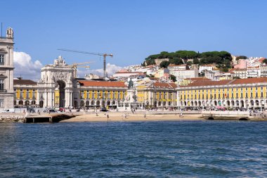 Lizbon 'da Praca do Comercio' da bir tur teknesinden görüntü