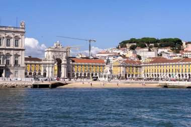 Lizbon 'da Praca do Comercio' da bir tur teknesinden görüntü