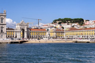 Lizbon 'da Praca do Comercio' da bir tur teknesinden görüntü