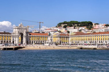 Lizbon 'da Praca do Comercio' da bir tur teknesinden görüntü