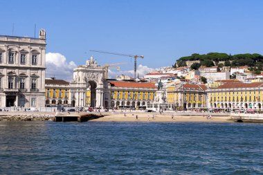 Lizbon 'da Praca do Comercio' da bir tur teknesinden görüntü