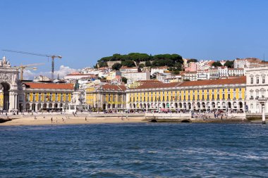 Lizbon 'da Praca do Comercio' da bir tur teknesinden görüntü