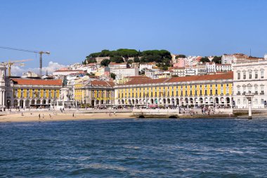 Lizbon 'da Praca do Comercio' da bir tur teknesinden görüntü
