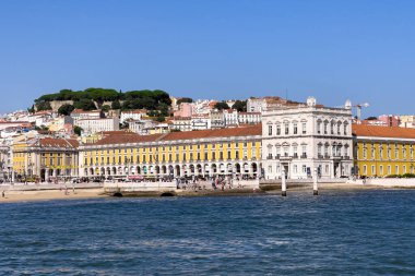 Lizbon 'da Praca do Comercio' da bir tur teknesinden görüntü