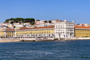 Lizbon 'da Praca do Comercio' da bir tur teknesinden görüntü