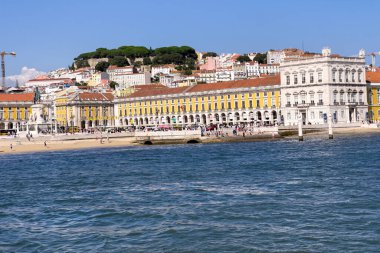 Lizbon 'da Praca do Comercio' da bir tur teknesinden görüntü