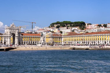 Lizbon 'da Praca do Comercio' da bir tur teknesinden görüntü