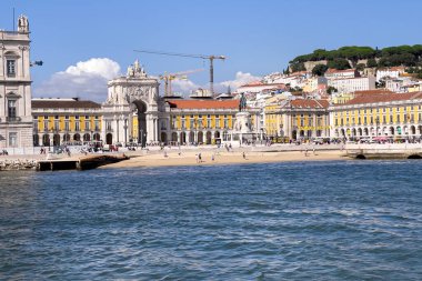 Lizbon 'da Praca do Comercio' da bir tur teknesinden görüntü