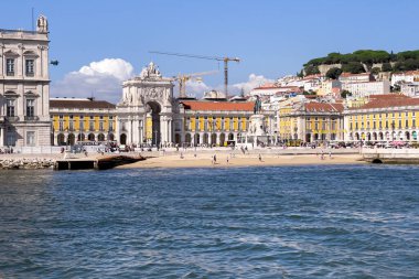 Lizbon 'da Praca do Comercio' da bir tur teknesinden görüntü