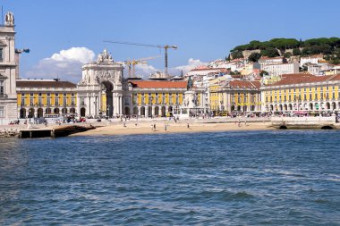 Lizbon 'da Praca do Comercio' da bir tur teknesinden görüntü